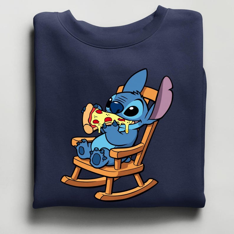 Pu&ograve; includere: Felpa blu navy con un'illustrazione a cartoni animati di Stitch di Lilo & Stitch. Stitch &egrave; raffigurato su una sedia a dondolo di legno, mentre mangia una fetta di pizza con formaggio fuso e pepperoni.