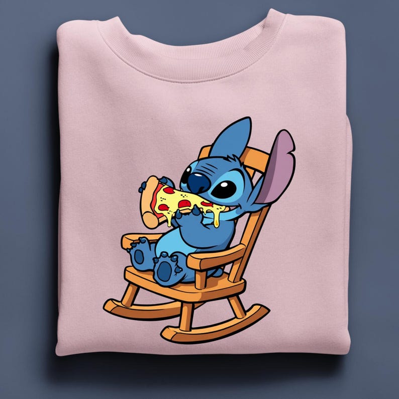 Pu&ograve; includere: Una felpa rosa chiaro con un'illustrazione di Stitch di Lilo & Stitch. Stitch, in blu, &egrave; seduto su una sedia a dondolo di legno e mangia una pizza. La pizza ha formaggio giallo e peperoni rossi.