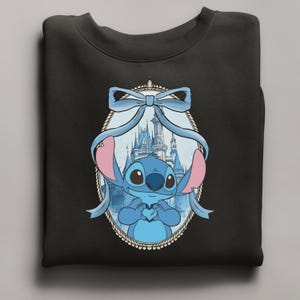 K&ouml;nnte beinhalten: Ein Satz von drei Keramik-Nistt&ouml;pfen in Blau-, Gr&uuml;n- und Wei&szlig;t&ouml;nen. Die Schalen haben eine gesprenkelte Glasur und ein schlichtes, modernes Design. Die gr&ouml;&szlig;te Sch&uuml;ssel hat einen Durchmesser von etwa 18 cm.