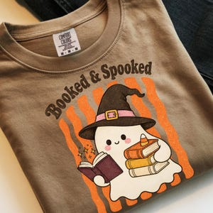 PNG "Livado e Assustado", Fantasma Fofo Lendo um Livro, Design de Sublimação de Halloween, Camiseta Assustadora para Leitores, Download Digital Retrô