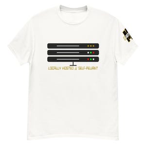 以下が含まれることがあります： 白いTシャツで、小さな色付きステータスライトが付いた3段重ねの黒いサーバーユニットのグラフィックが描かれています。サーバーの下には、金色の文字で「LOCALLY HOSTED // SELF-RELIANT」と書かれています。右袖には小さな黒と金のロゴがあります。
