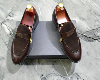 Zapatos de vestir formales sin cordones, mocasines de cuero marrón hechos a mano con detalle de herradura.