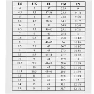 Pode incluir: Uma tabela de convers&atilde;o de tamanhos de cal&ccedil;ado a preto e branco com cinco colunas rotuladas como US, UK, EU, CM e IN. A tabela lista valores num&eacute;ricos para tamanhos de cal&ccedil;ado de 4 a 15 US, fornecendo os equivalentes internacionais.