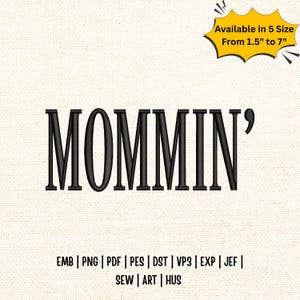 Könnte beinhalten: Schwarzer gestickter Text auf cremefarbenem Hintergrund mit der Aufschrift "MOMMIN'". Der Text ist in 5 Größen von 3,8 cm bis 17,8 cm erhältlich. Darunter befinden sich Dateiformat-Abkürzungen: EMB, PNG, PDF, PES, DST, VP3, EXP, JEF, SEW, ART und HUS.