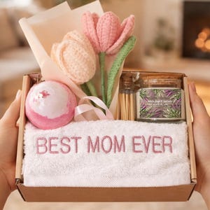 Best Mom Ever Gift Set | Crochet flower bouquet, Soy candle & Matches, Bath bomb, Embroidered Towel | Mother's Day gift box