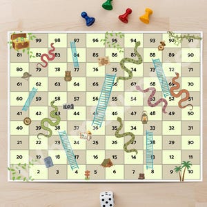 Könnte beinhalten: Ein Schlangen- und Leitern-Brettspiel mit Dschungel-Thema. Das Spielbrett zeigt ein Raster mit Zahlen, Schlangen, Leitern und Illustrationen zum Thema Dschungel. Bunte Spielfiguren und ein Würfel sind ebenfalls vorhanden.