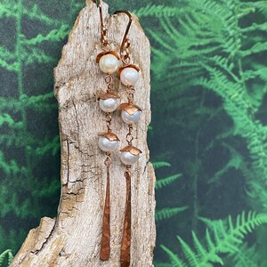 Brincos pendentes de pérola e cobre