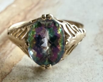 Anillo antiguo de filigrana de oro amarillo de 10 quilates con topacio místico ovalado.