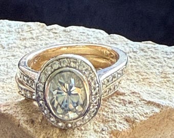 Anillo con montura de oro de 14 quilates y halo ovalado de moissanita Forever Brilliant.