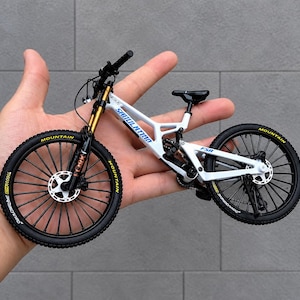 Miniature Mountain Bike Model, Red Metal MTB Collectible, Finger Bike Toy, Cycling Gift Decor