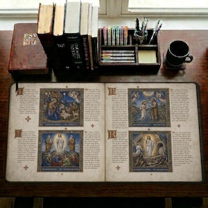 Könnte beinhalten: Ein offenes Buch mit detaillierten Illustrationen und Texten, die religiöse Szenen zeigen. Eine Sammlung von Büchern, Stiften und eine Tasse sind auf einer Holzoberfläche angeordnet. Die Seiten des Buches zeigen farbenfrohe Kunstwerke und Schrift.