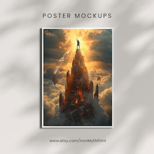 Puede incluir: Maqueta de póster enmarcado con impresión de arte digital. La obra muestra una figura silueteada en la cima de una montaña, con los brazos extendidos hacia un cielo brillante. La montaña es una estructura detallada y dorada, sobre un fondo nublado.