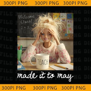 Op de afbeelding: Een pop met blond haar en een roze trui knipoogt. Een mok met het woord "TEACH" staat op een bureau met een notitieblok en potlood. Een schoolbord leest "Welcome Class!" en "2+3". De zin "made it to may" staat onderaan.