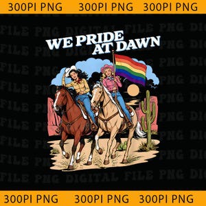 Op de afbeelding: Een digitale grafische illustratie met twee personen op paarden in een woestijnlandschap. Eén persoon draagt een witte cowboyhoed en de andere een roze hoed. Eén houdt een regenboogvlag vast. De tekst WE PRIDE AT DAWN staat erboven.
