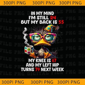 Może przedstawiać: Zestaw trzech ceramicznych kubków z nakrapianym, matowym wykończeniem. Kubki są w odcieniach kremowym, jasnoszarym i ciemnoszarym. Każdy kubek ma prosty design i zaokrąglony uchwyt. Odpowiednie do kawy lub herbaty.