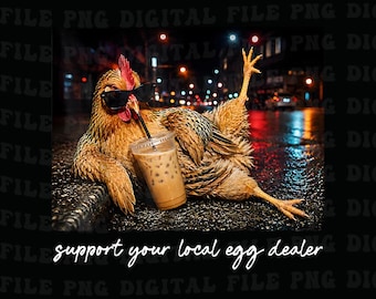 Puede incluir: Una gallina marrón con gafas de sol negras, recostada sobre una superficie oscura mientras sostiene un vaso de plástico transparente con café helado y una pajita. El texto "support your local egg dealer" aparece en blanco debajo.
