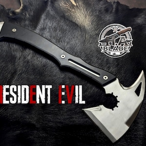 Pode incluir: Um machado preto e prateado com uma lâmina curva e um cabo preto. O texto "RESIDENT EVIL" é exibido em vermelho e branco. O machado tem um design circular na lâmina e o logotipo "H.A. BLADE".