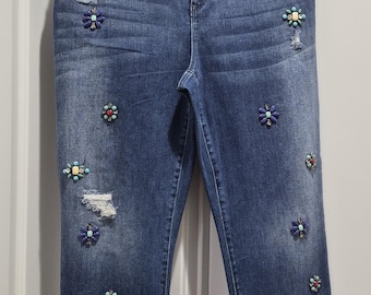 Chico's Slimming Girlfriend Crop Jeans  Size 2.5 medium Wash =Distressed