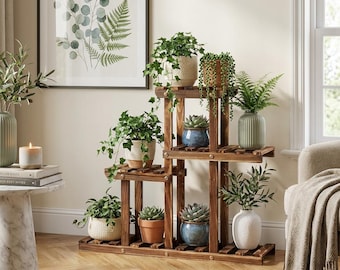 Puede incluir: Un estante de madera para plantas de varios niveles, lleno de varias plantas y suculentas en macetas. El estante está teñido de un marrón cálido y tiene un diseño escalonado. Una impresión botánica enmarcada cuelga de la pared detrás del estante.