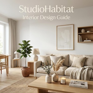 Puede incluir: Una guía de diseño de interiores titulada StudioHabitat Interior Design Guide que muestra una sala de estar con sofá beige, mesa de centro de madera, planta en maceta, arte abstracto enmarcado y estantería en pared blanca con suelo de madera.