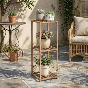 Peut inclure: Un présentoir à plantes en bois à trois niveaux, orné de diverses plantes en pot. Les plantes comprennent des succulentes, des plantes vertes feuillues et une plante aux feuilles roses et vertes. Le présentoir est à l'extérieur, sur une terrasse en pierre.