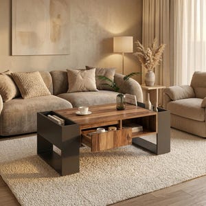Peut inclure: Une table basse moderne avec un cadre gris foncé et un plateau en bois naturel. La table comprend un tiroir et des espaces de rangement ouverts. Une tasse à thé blanche est posée sur la table. La table est dans un salon.
