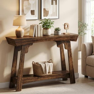 Peut inclure: Une console en bois brun foncé avec une étagère inférieure et des pieds inclinés. Un panier en osier avec une couverture est posé sur l'étagère inférieure. L'étagère supérieure présente une lampe, des livres, des plantes et des objets décoratifs.