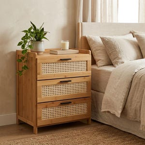 Mesita de noche de bambú con 3 cajones, mesita de noche con frontal de ratán, armario de almacenamiento de madera natural para dormitorio estilo bohemio.