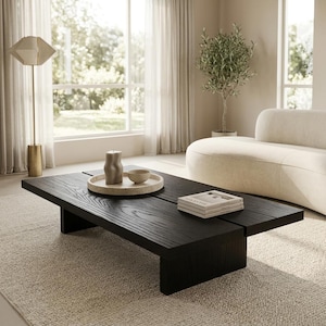 Peut inclure: Ensemble de trois mugs en céramique avec une finition mate et mouchetée. Les tasses sont de couleur crème, gris clair et gris foncé. Chaque mug a un design simple et minimaliste.