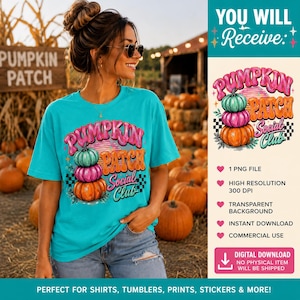 Könnte beinhalten: Ein helltürkisfarbenes T-Shirt mit einer Grafik aus drei gestapelten Kürbissen in Blaugrün, Pink und Orange. Der Text lautet PUMPKIN PATCH SOCIAL CLUB in stilisierten pinken und orangen Buchstaben. Ein schwarz-weißes Karomuster ziert das Design.