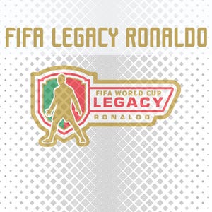 Può includere: Un design grafico con il testo FIFA LEGACY RONALDO in oro. Sotto, un emblema a forma di scudo contiene la sagoma dorata di un calciatore su uno sfondo rosso e verde. Il testo FIFA WORLD CUP LEGACY RONALDO appare in rosso e oro.