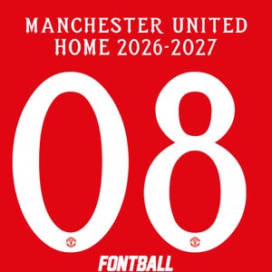 Puede incluir: Un gráfico de color rojo brillante con el texto blanco MANCHESTER UNITED HOME 2026-2027 en la parte superior. Debajo, se muestran los números grandes 08 en blanco, cada uno con un pequeño escudo del Manchester United en la base.