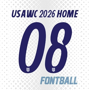 Puede incluir: Fondo blanco con un patrón de diamantes. La imagen presenta el texto "USAWC 2026 HOME" en azul marino. El número grande "08" en azul marino está centrado. La palabra "FONTBALL" es azul claro.