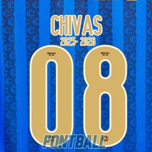 Könnte beinhalten: Nahaufnahme eines blauen Trikots mit goldenen Buchstaben und Zahlen. Das Wort "CHIVAS" steht oben, darunter "2025-2026". Die Nummer "08" ist prominent in Gold dargestellt. Das Trikot hat ein sich wiederholendes Muster.