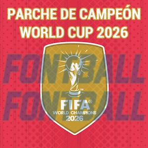 Puede incluir: Un parche dorado en forma de escudo con el trofeo de la Copa Mundial de la FIFA, el texto FIFA WORLD CHAMPIONS 2026 y PARCHE DE CAMPEÓN WORLD CUP 2026 sobre un fondo rojo con patrón de diamantes y la palabra FOOTBALL de fondo.
