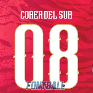 Puede incluir: Una camiseta deportiva roja con un sutil patrón ondulado, el texto blanco COREA DEL SUR y el número 08 grande en blanco con bordes dorados. La palabra FONTBALL está impresa en letras pequeñas azules y rojas en la parte inferior central.