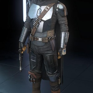 Pode incluir: Uma armadura completa com capacete, placa peitoral e ombreiras em prata met&aacute;lica. O conjunto inclui roupas de tecido escuro, cintos utilit&aacute;rios de couro castanho com muni&ccedil;&otilde;es, manoplas met&aacute;licas e botas em tom bege.