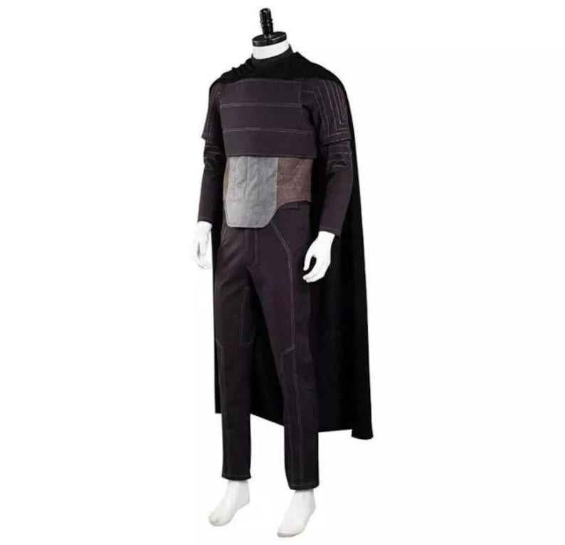 Pode incluir: Um conjunto de fantasia preto composto por uma capa longa, uma pe&ccedil;a peitoral estruturada com costuras horizontais, um painel central cinzento e cal&ccedil;as pretas a combinar. O conjunto inclui mangas compridas com padr&otilde;es de linhas detalhados.