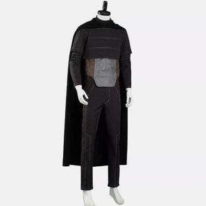 Pode incluir: Um conjunto de fantasia preto composto por uma capa longa, uma blusa de manga curta com costuras horizontais, uma placa abdominal cinza e cal&ccedil;as pretas a condizer com costuras vis&iacute;veis. O conjunto &eacute; exibido num manequim branco.