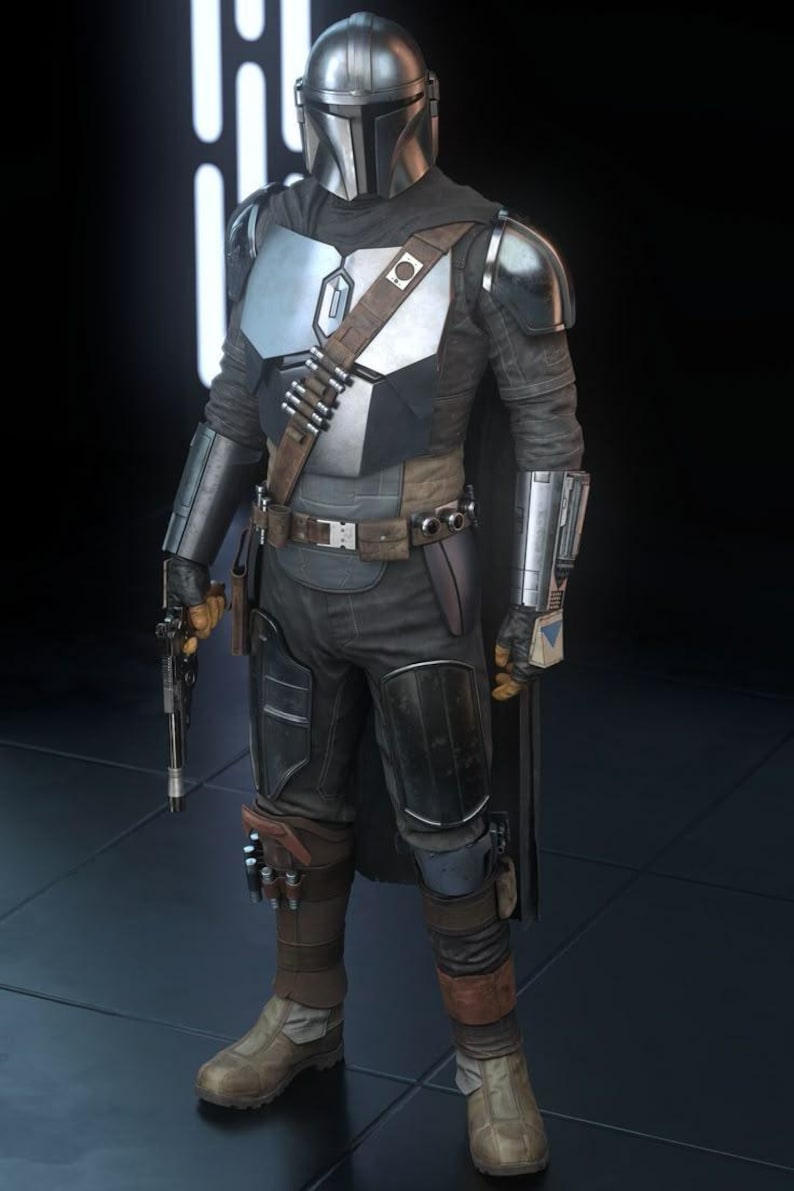Pode incluir: Uma armadura completa com capacete, placa peitoral e ombreiras em prata met&aacute;lica. O conjunto inclui roupas de tecido escuro, cintos utilit&aacute;rios de couro castanho com muni&ccedil;&otilde;es, manoplas met&aacute;licas e botas em tom bege.