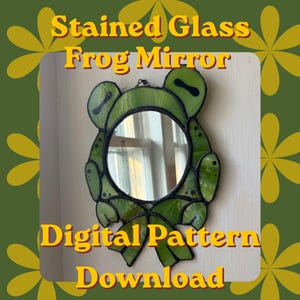 Könnte beinhalten: Ein grüner Glasmalerei-Froschspiegel mit einem runden Spiegel in der Mitte. Der Froschspiegel hat schwarze Akzente und hängt an einer Wand. Der Text auf dem Bild lautet "Stained Glass Frog Mirror" und "Digital Pattern Download."