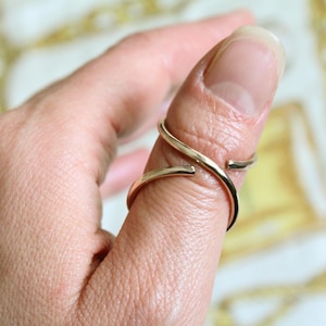 Tutore per pollice a scatto / Anello per artrite in ottone, bronzo, argento o titanio / Tutore regolabile per dito a martello per alleviare il dolore