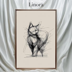 Puede incluir: Una impresión artística enmarcada con un dibujo lineal negro de un gato sobre un fondo beige. El gato está representado en un estilo garabateado, con bigotes y una cola curvada. La obra de arte está enmarcada en un marco marrón, con el nombre "Linora" en la parte superior.