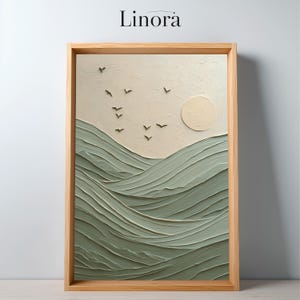 Puede incluir: Arte mural texturizado en un marco de madera. La obra presenta un paisaje con colinas verdes onduladas, un cielo color crema, un sol y pájaros volando. La palabra "Linora" está en la parte superior.