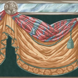 Peut inclure: Bordure de papier peint avec un motif drapé. Elle présente un tissu à carreaux beige et rouge, un pompon décoratif, un médaillon floral et un motif de feuilles sur le bord inférieur. Le fond est vert foncé.