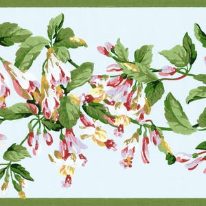 Könnte beinhalten: Floraler Bordürenentwurf mit kaskadierenden weißen, rosa und gelben Blüten mit grünen Blättern. Die Blumen sind vor einem hellblauen Hintergrund angeordnet, mit einem grünen Rand oben und unten. Geeignet für Tapeten oder Stoff.