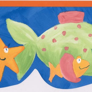 Op de afbeelding: Een grillige, handgeschilderde rand met een levendige onderwaterwereld. Het ontwerp omvat cartoonvissen in tinten oranje, groen en roze, samen met een zeester en krabben, alles tegen een blauwe achtergrond met een oranje rand.