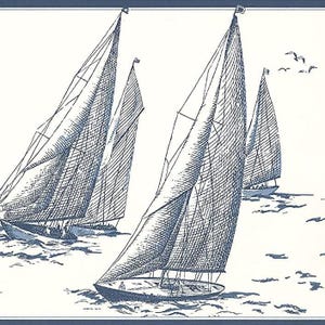 Könnte beinhalten: Ein Tapetenmuster mit einer Reihe von blauen Tuschezeichnungen von Segelbooten auf weißem Grund. Das Design zeigt mehrere Schiffe mit vollen Segeln, die durch unruhiges Wasser navigieren, begleitet von kleinen Vögeln am Himmel.