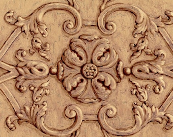 Puede incluir: Una cenefa de papel pintado de color beige con un patrón en relieve de hojas de acanto onduladas y un medallón floral central. La superficie tiene una textura mate con sombras sutiles que resaltan el diseño en relieve.