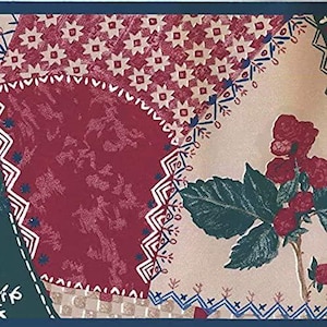 Puede incluir: Borde decorativo de papel pintado con un diseño de patchwork, con motivos florales y geométricos. La paleta de colores incluye burdeos, crema y verde azulado, con acentos de rosas rojas y hojas verdes. El borde tiene un patrón repetitivo y un ribete azul.